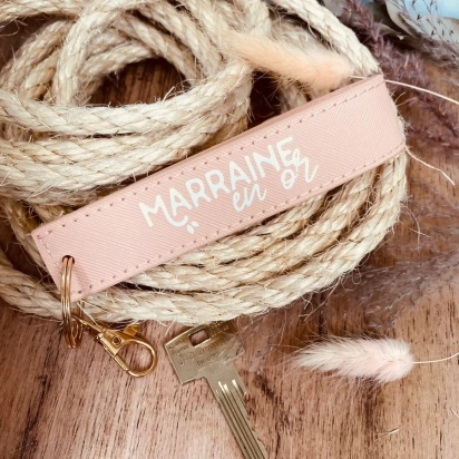 Porte clés lanière Marraine en or La vie en Magenta