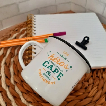Mug émaillé - Les vrais héros enseignent La vie en magenta