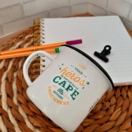 Mug émaillé - Les vrais héros enseignent La vie en magenta