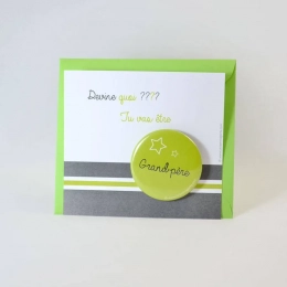 Annonce grossesse grands-parents carte avec badge et enveloppe La vie en magenta